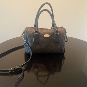 This coach handbag is in good condition.
